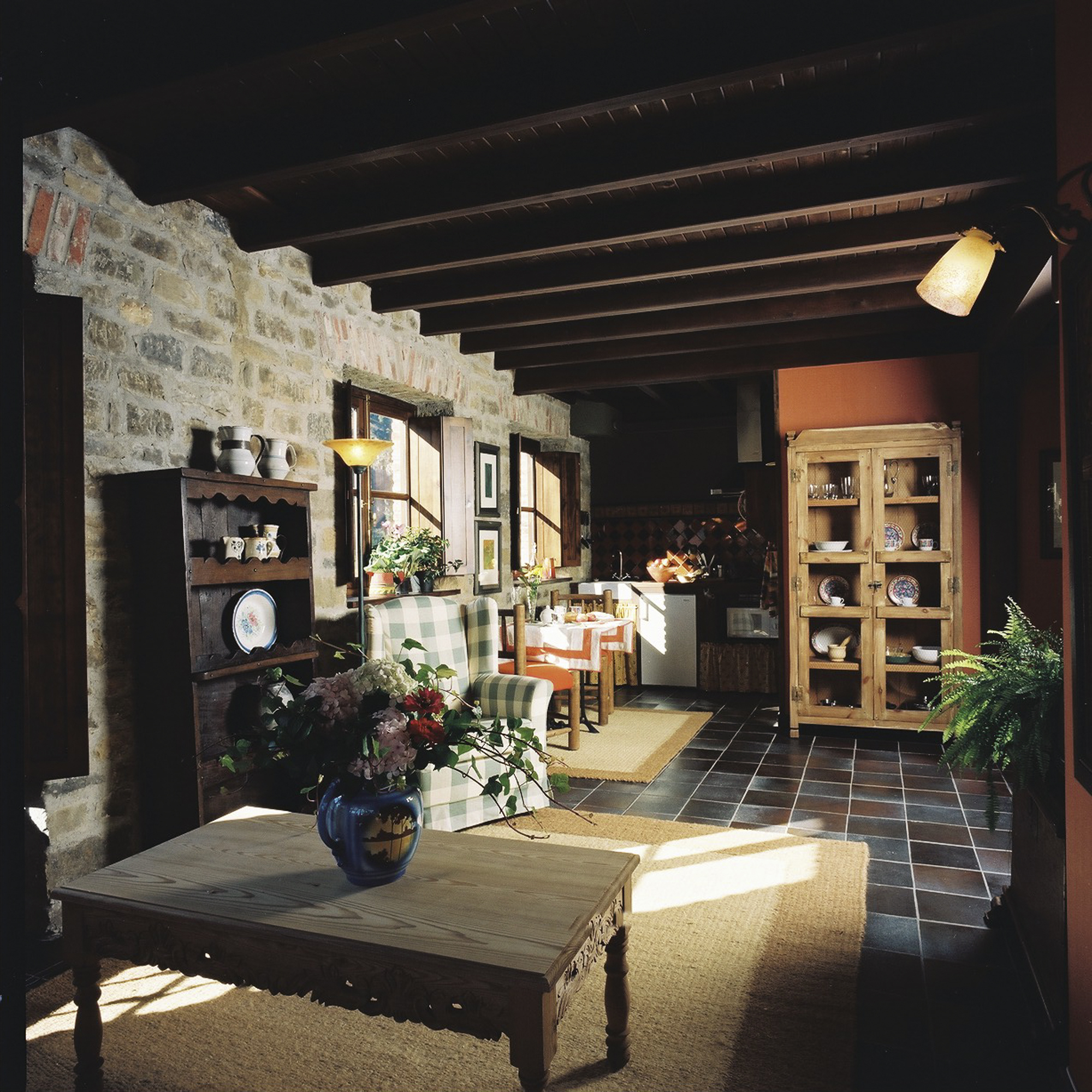 compasso-decoracion-hotel-rural-redes-asturias-exterior-jardin-montana-1993