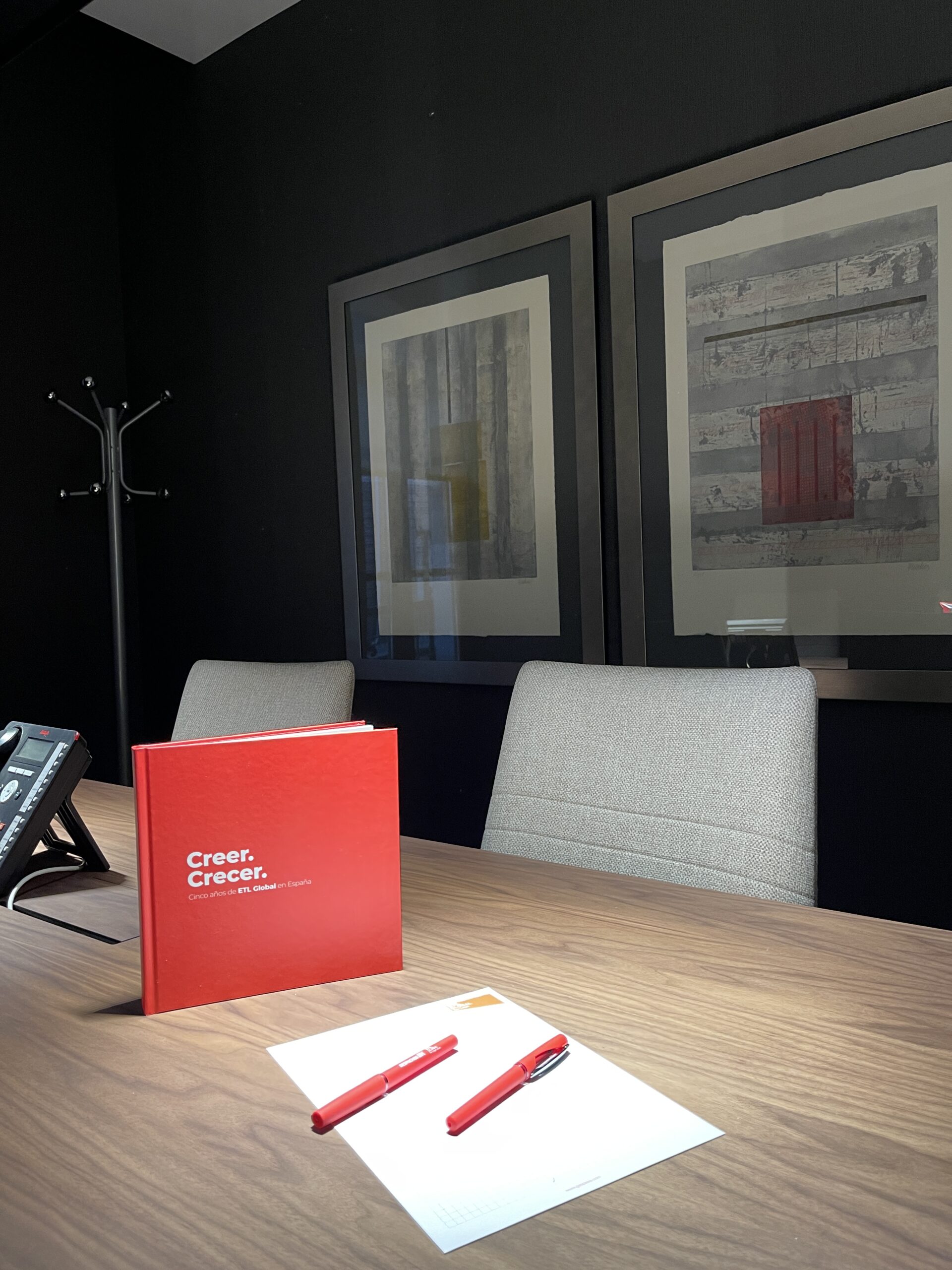 Proyecto de interiorismo de oficinas en Oviedo. Diseño de espacios de trabajo funcionales, modernos y adaptados a las necesidades del entorno corporativo.