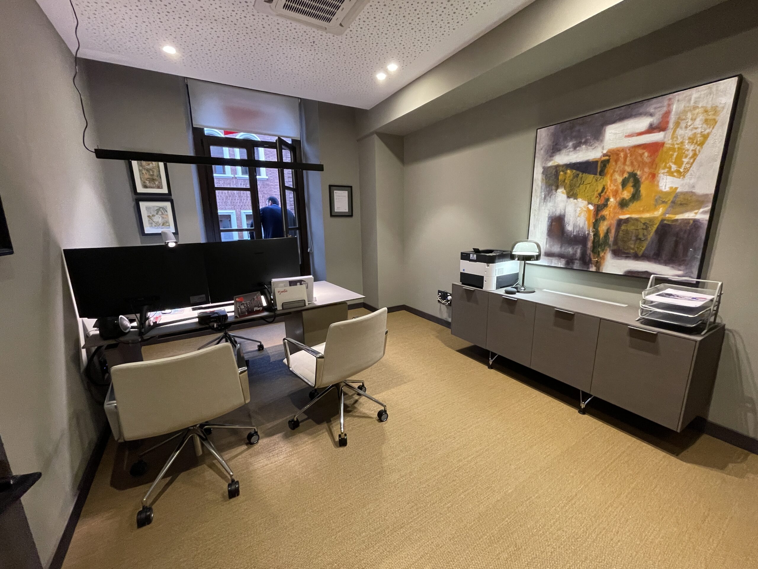 Proyecto de interiorismo de oficinas en Oviedo. Diseño de espacios de trabajo funcionales, modernos y adaptados a las necesidades del entorno corporativo.