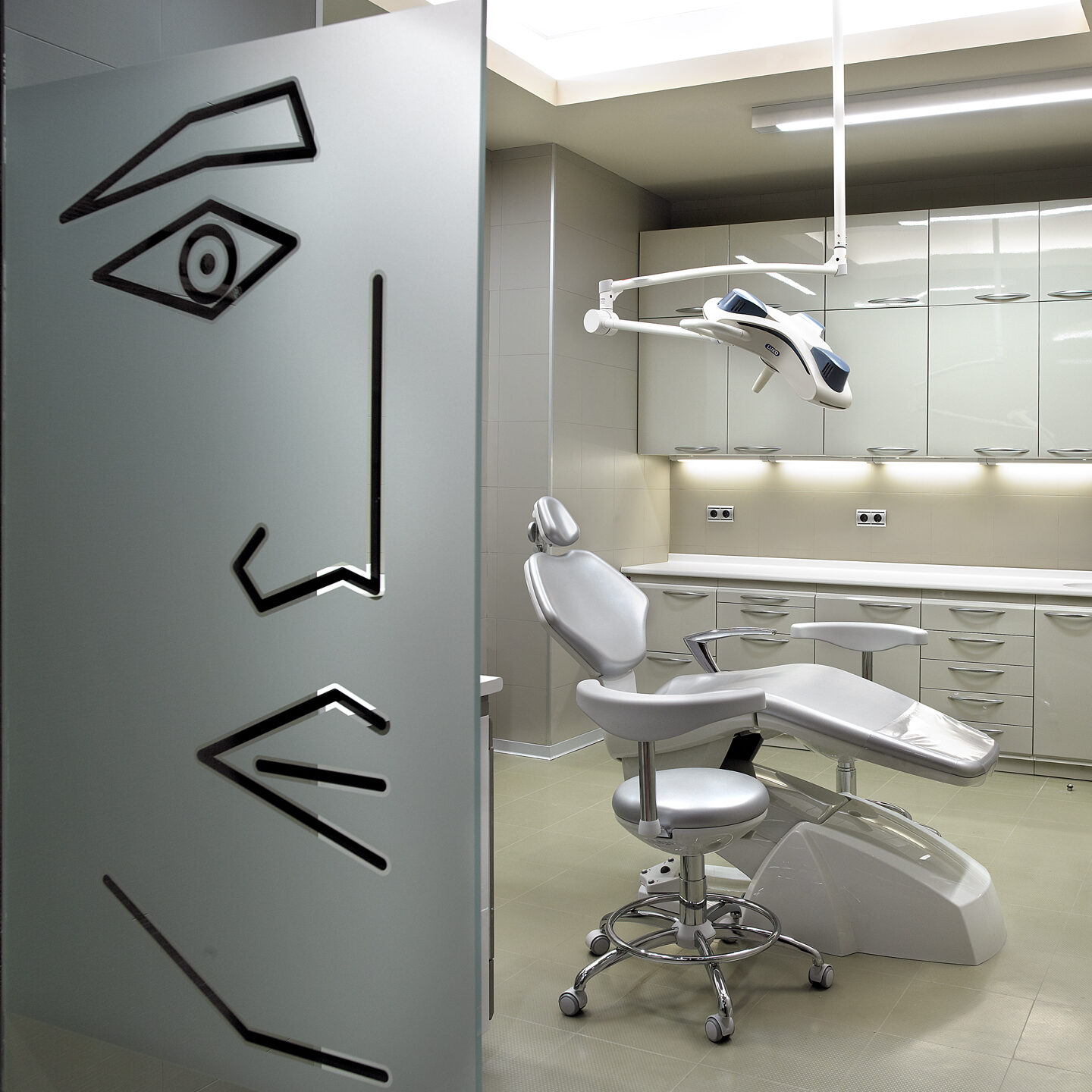 Proyecto de interiorismo para clínica dental en Oviedo realizado con mobiliario y decoración de Compasso. Diseño funcional, elegante y adaptado al entorno sanitario.