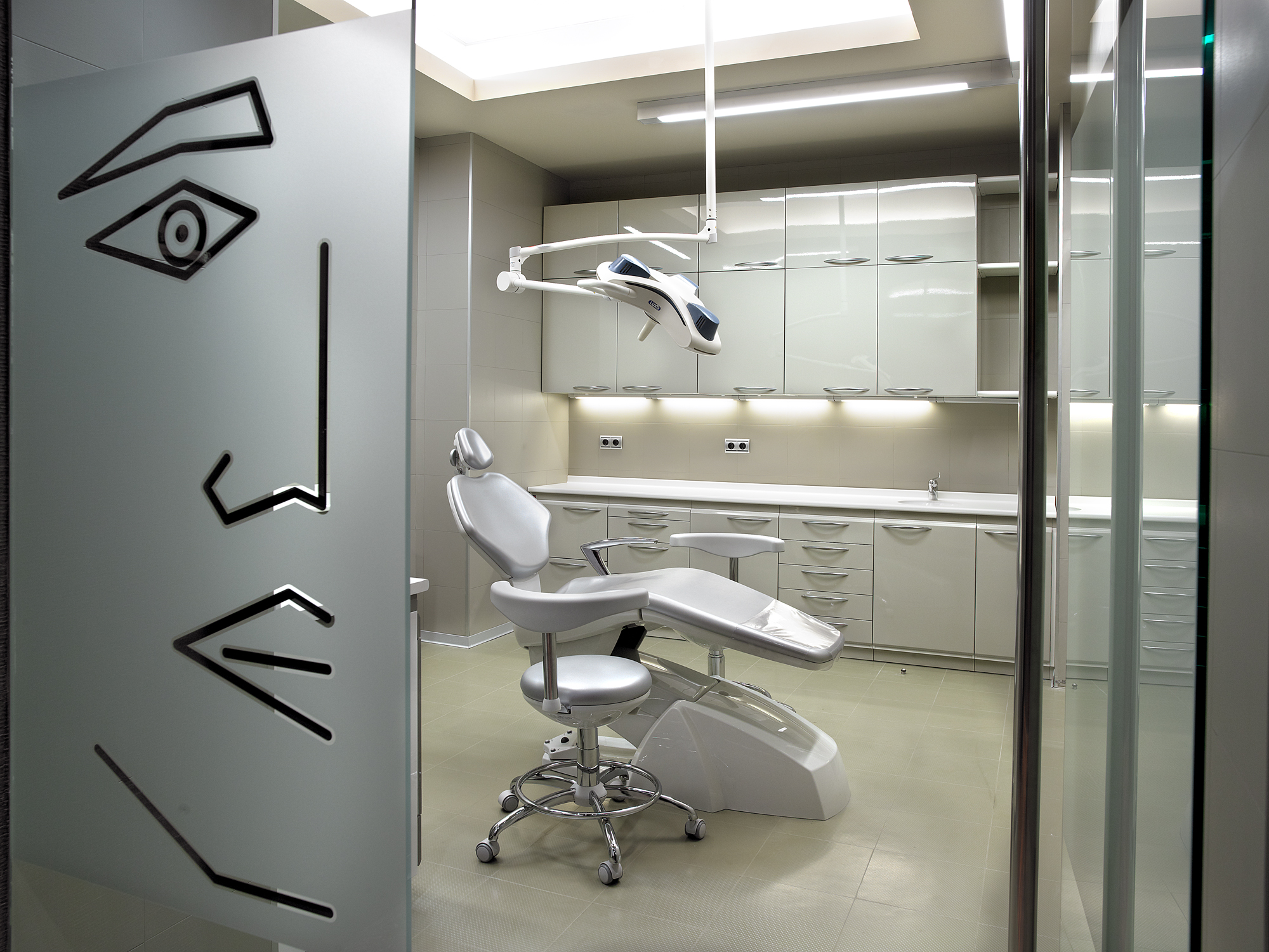 clinica-dental-oviedo-interiorismo-compasso-asturias Proyecto de interiorismo para clínica dental en Oviedo realizado con mobiliario y decoración de Compasso. Diseño funcional, elegante y adaptado al entorno sanitario.