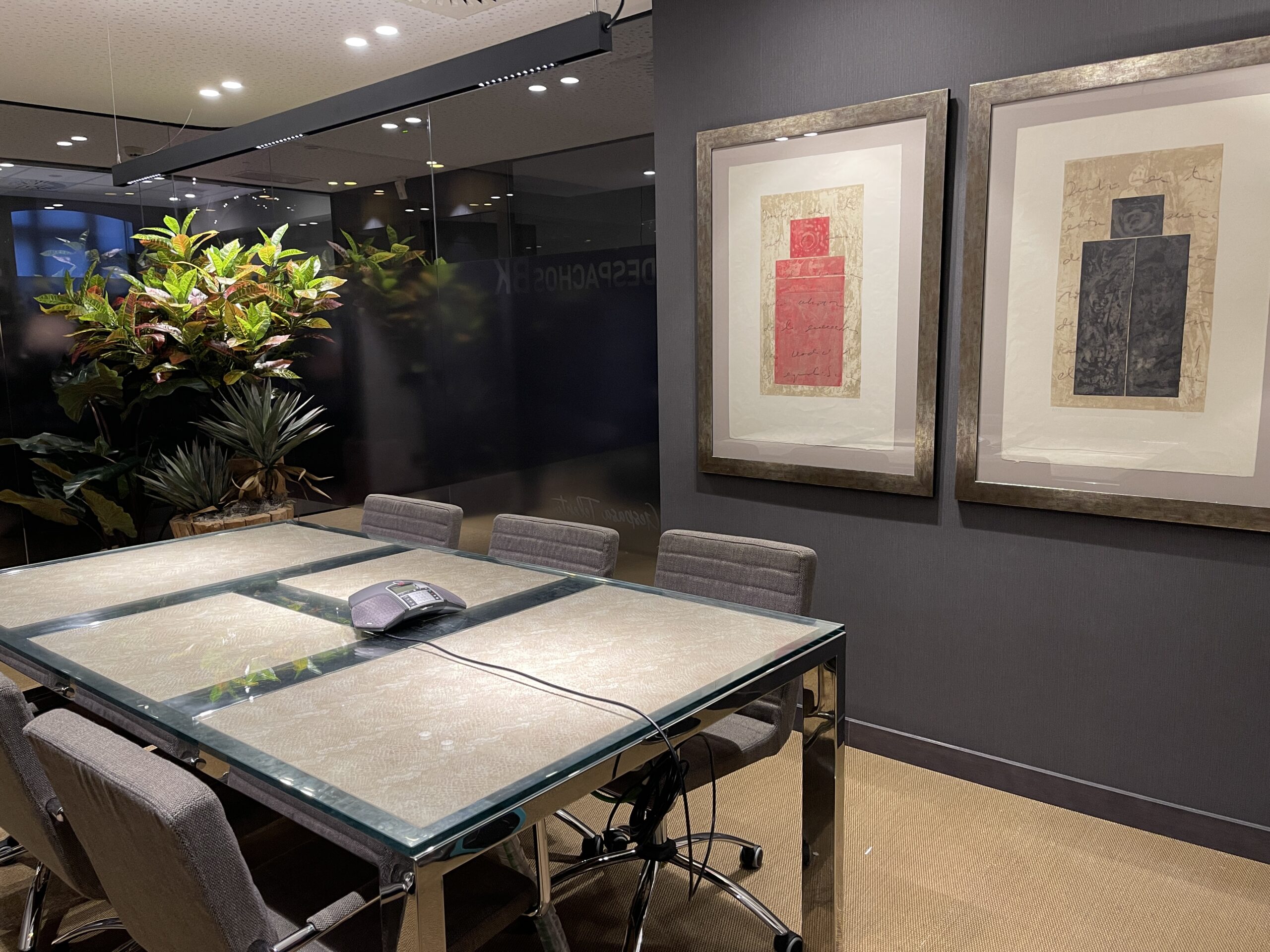 Proyecto de interiorismo de oficinas en Oviedo. Diseño de espacios de trabajo funcionales, modernos y adaptados a las necesidades del entorno corporativo.