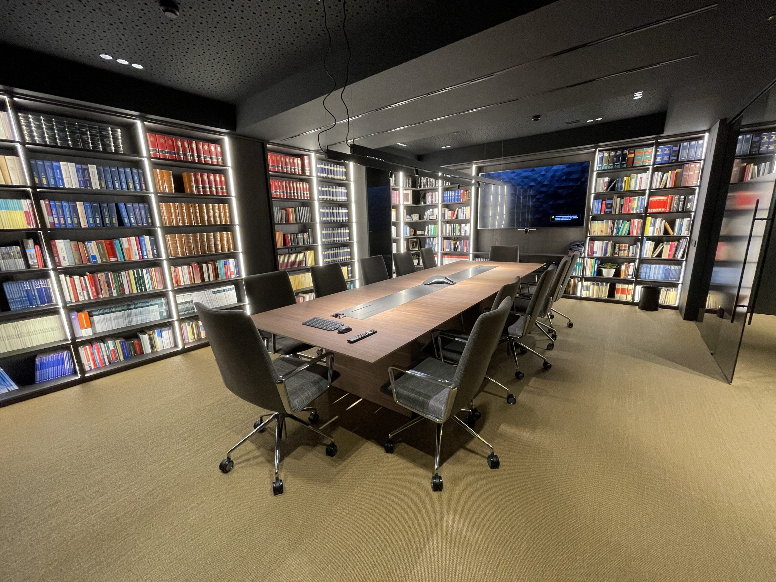 Proyecto de interiorismo de oficinas en Oviedo. Diseño de espacios de trabajo funcionales, modernos y adaptados a las necesidades del entorno corporativo.