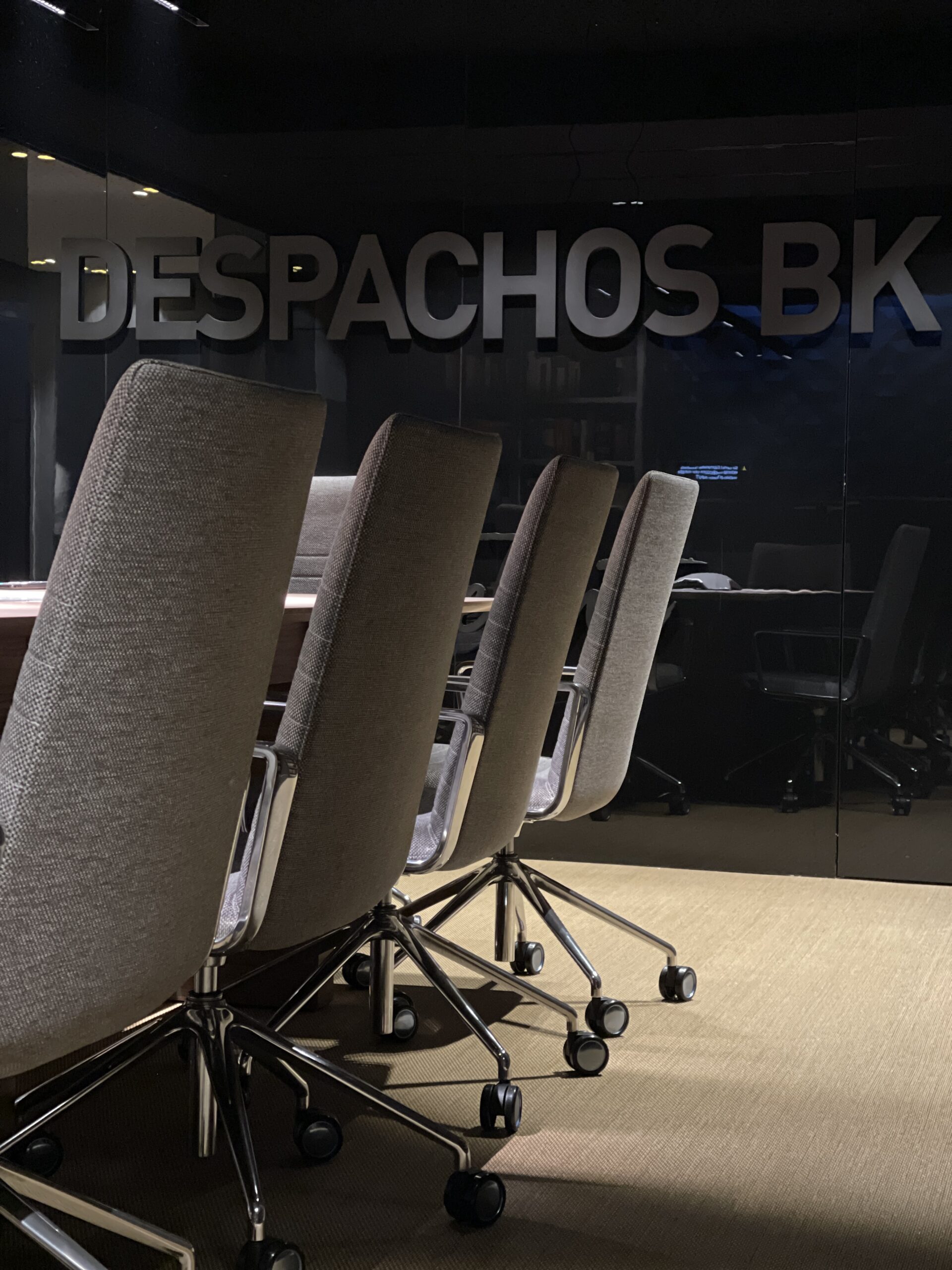 Proyecto de interiorismo de oficinas en Oviedo. Diseño de espacios de trabajo funcionales, modernos y adaptados a las necesidades del entorno corporativo.