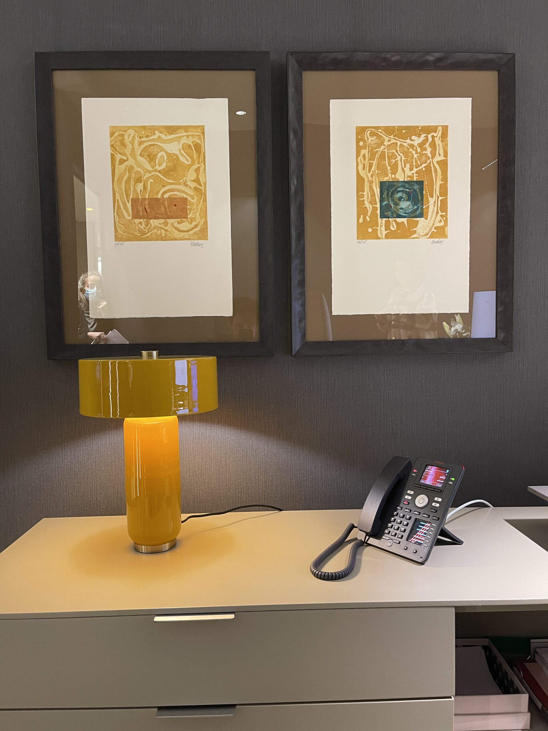 Proyecto de interiorismo de oficinas en Oviedo. Diseño de espacios de trabajo funcionales, modernos y adaptados a las necesidades del entorno corporativo.