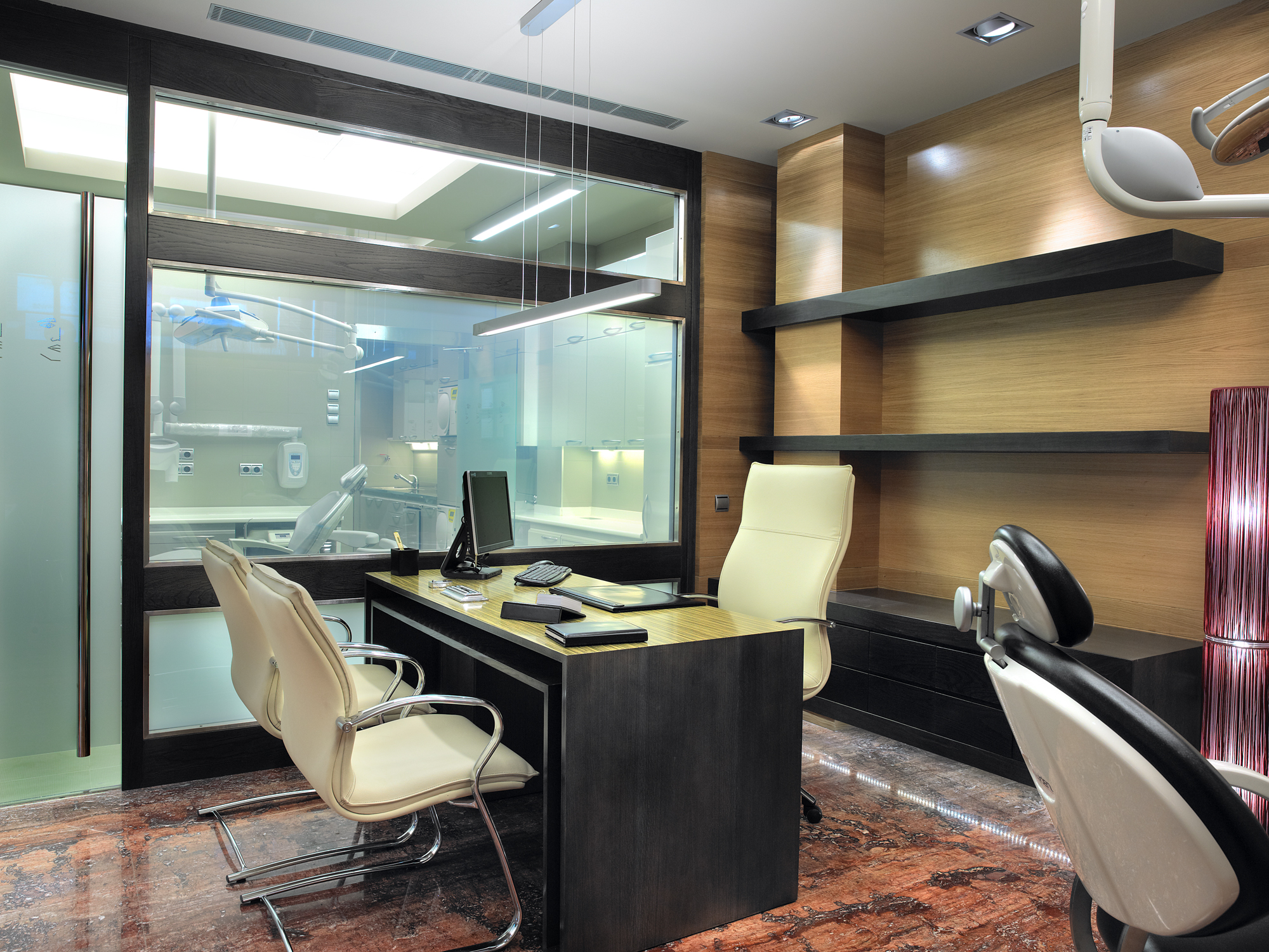 Proyecto de interiorismo para clínica dental en Oviedo realizado con mobiliario y decoración de Compasso. Diseño funcional, elegante y adaptado al entorno sanitario.