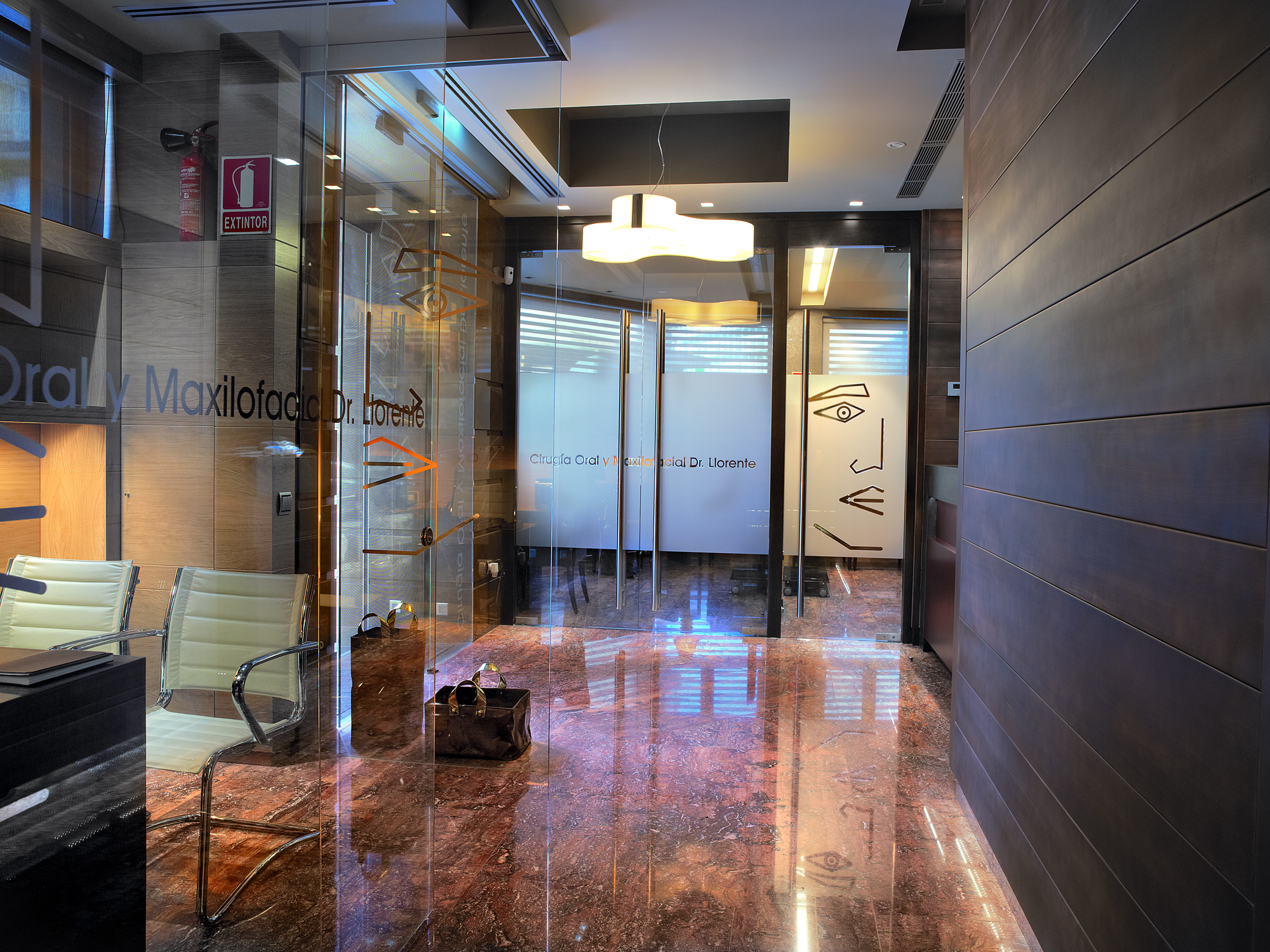 Proyecto de interiorismo para clínica dental en Oviedo realizado con mobiliario y decoración de Compasso. Diseño funcional, elegante y adaptado al entorno sanitario.