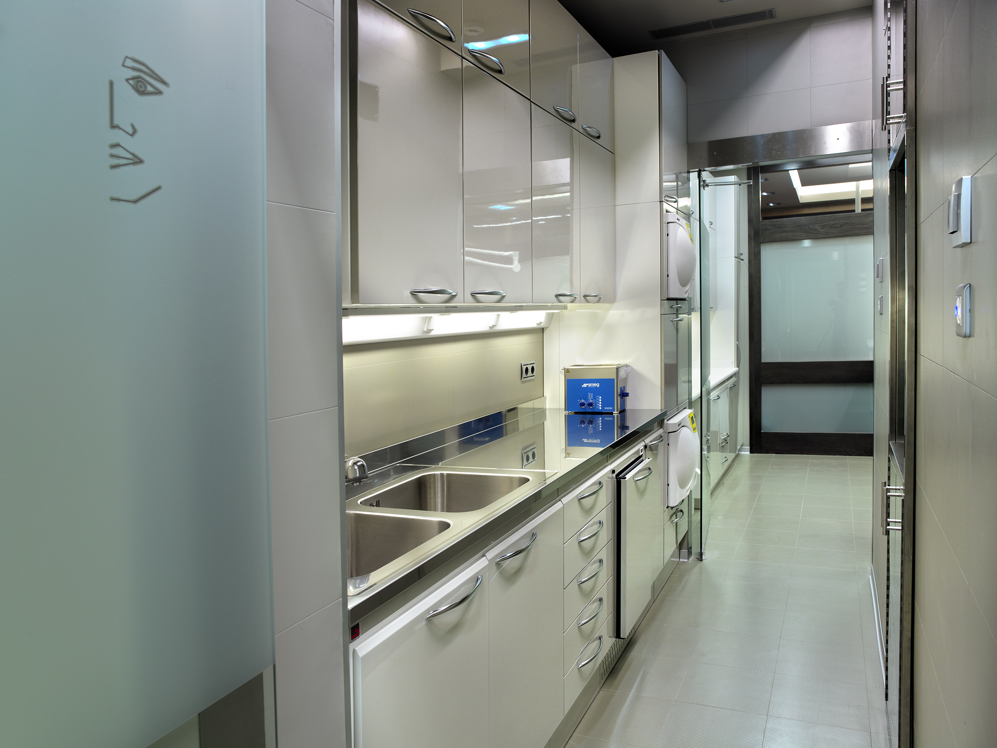 Proyecto de interiorismo para clínica dental en Oviedo realizado con mobiliario y decoración de Compasso. Diseño funcional, elegante y adaptado al entorno sanitario.