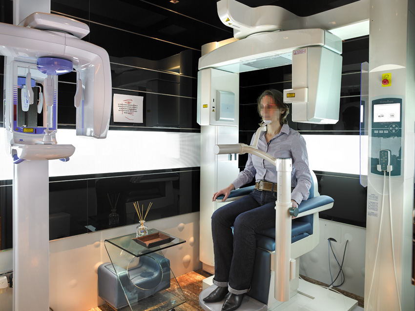 Proyecto de interiorismo para clínica dental en Oviedo realizado con mobiliario y decoración de Compasso. Diseño funcional, elegante y adaptado al entorno sanitario.