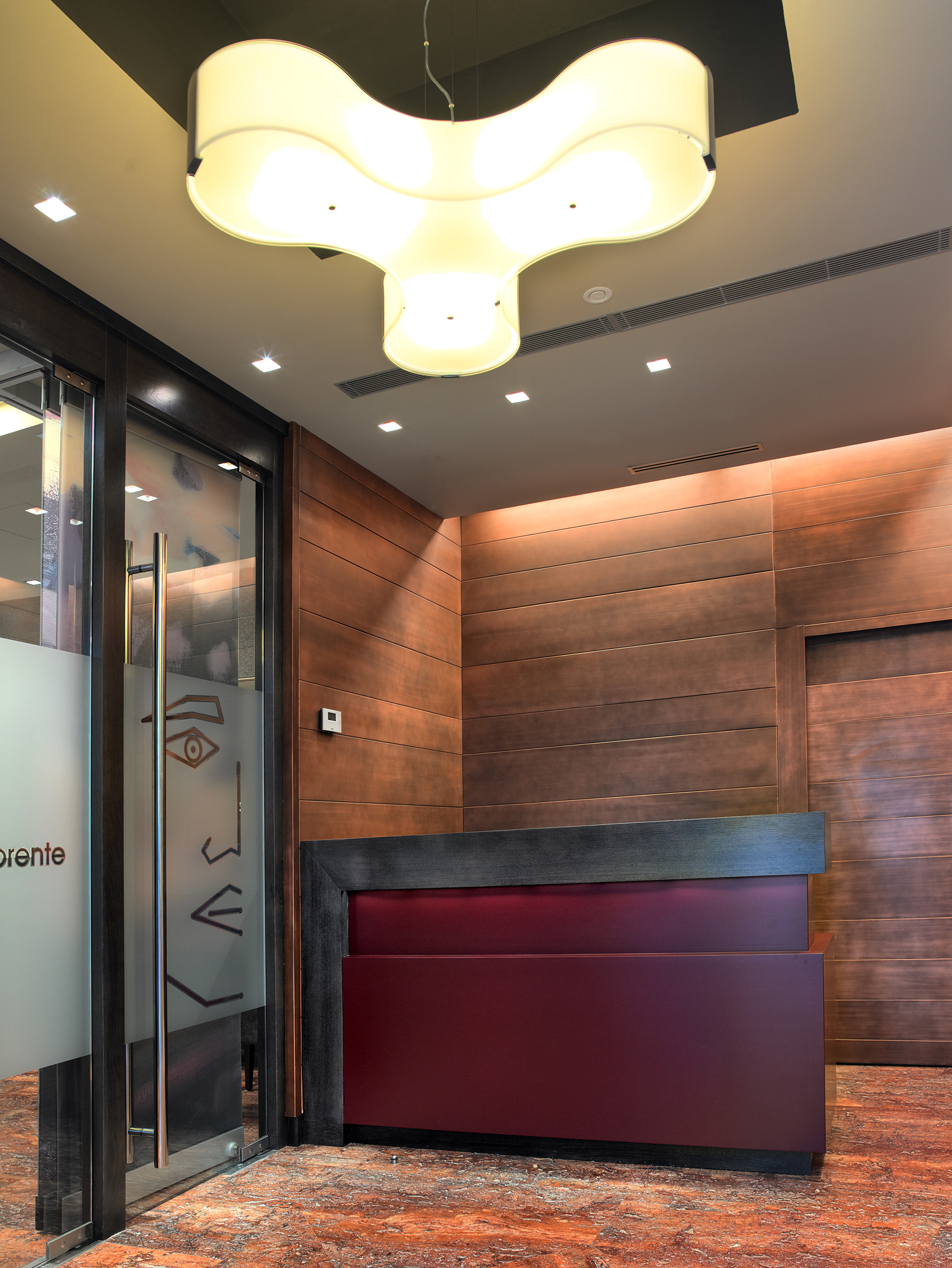 Proyecto de interiorismo para clínica dental en Oviedo realizado con mobiliario y decoración de Compasso. Diseño funcional, elegante y adaptado al entorno sanitario.