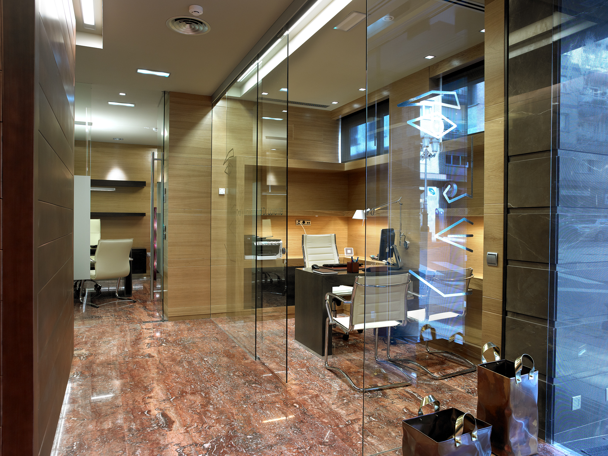 Proyecto de interiorismo para clínica dental en Oviedo realizado con mobiliario y decoración de Compasso. Diseño funcional, elegante y adaptado al entorno sanitario.