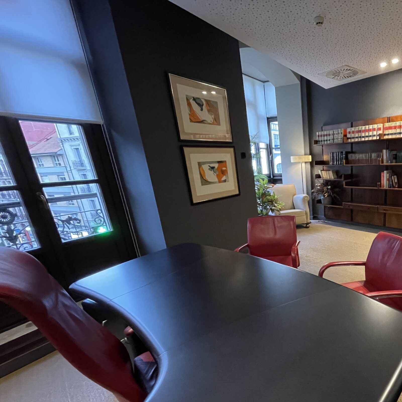 Proyecto de interiorismo de oficina en Oviedo. Diseño de espacios de trabajo funcionales, modernos y adaptados a las necesidades del entorno corporativo.